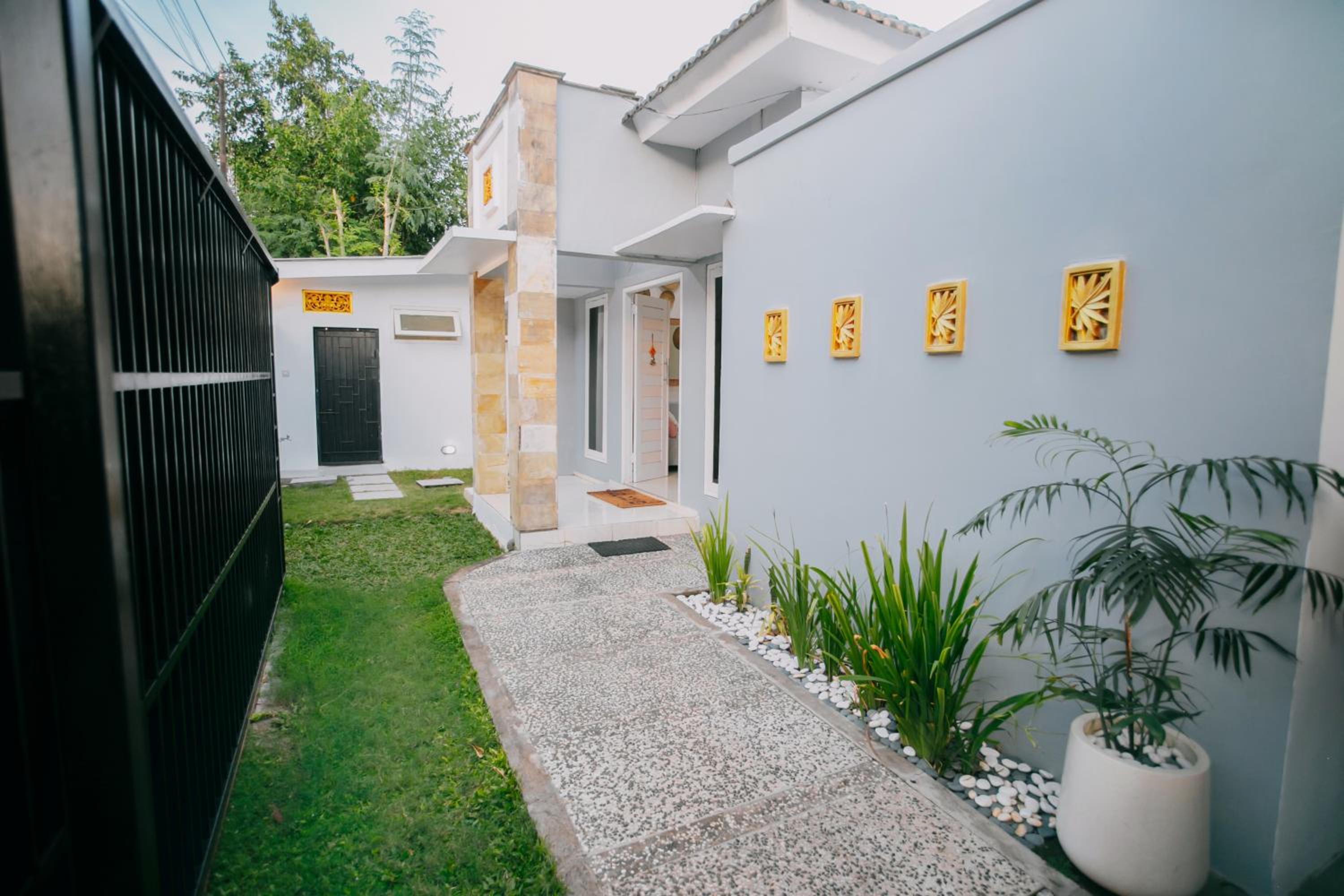 Hotel House In The Bush - Image 1