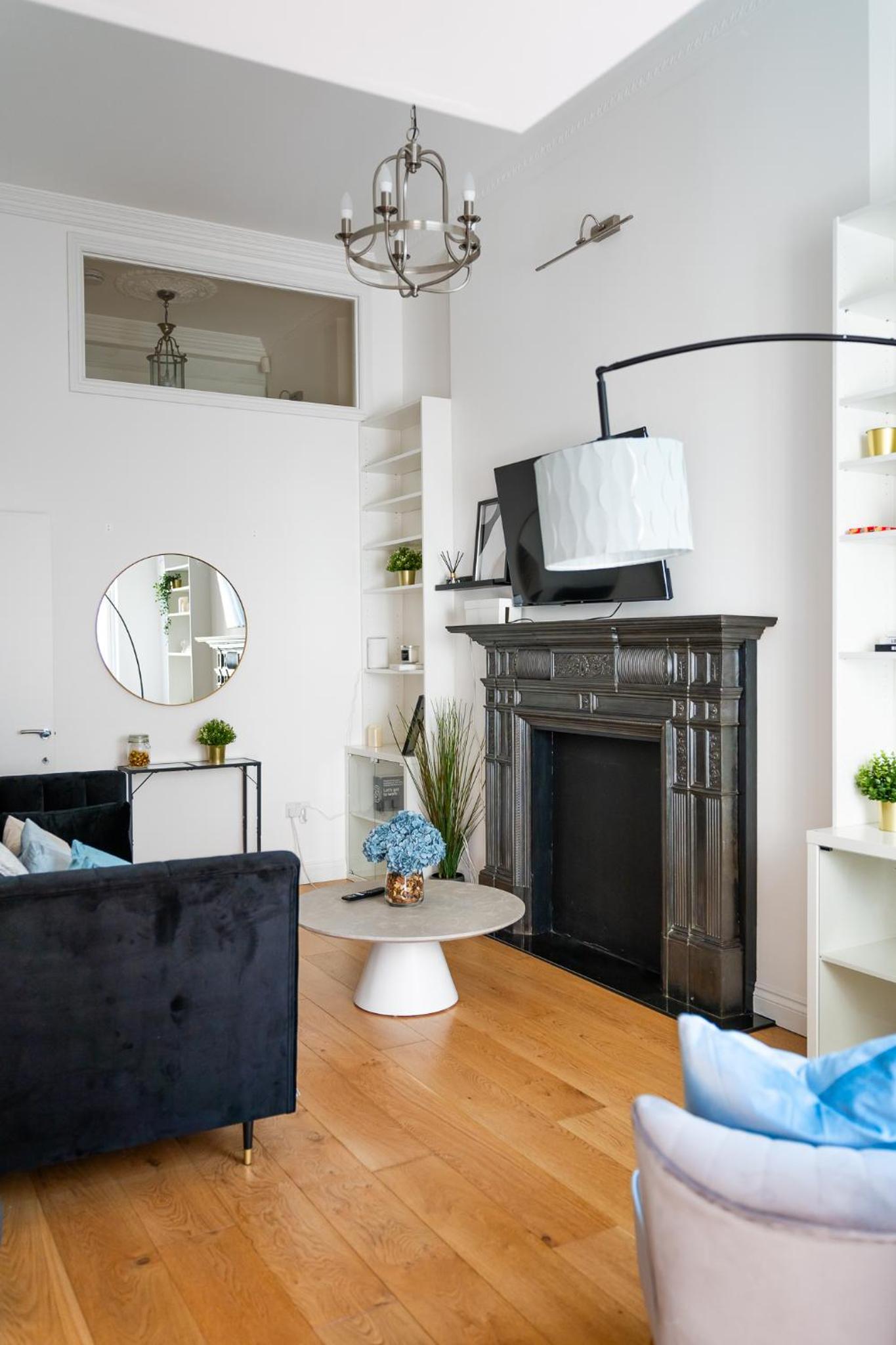 4BR 2BA House By LiveStay Short Lets & Serviced Accommodation London Near Oxford Circus With 2 Private Patios