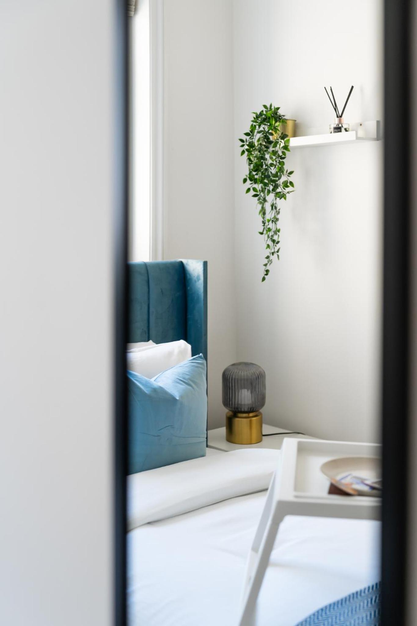 4BR 2BA House By LiveStay Short Lets & Serviced Accommodation London Near Oxford Circus With 2 Private Patios
