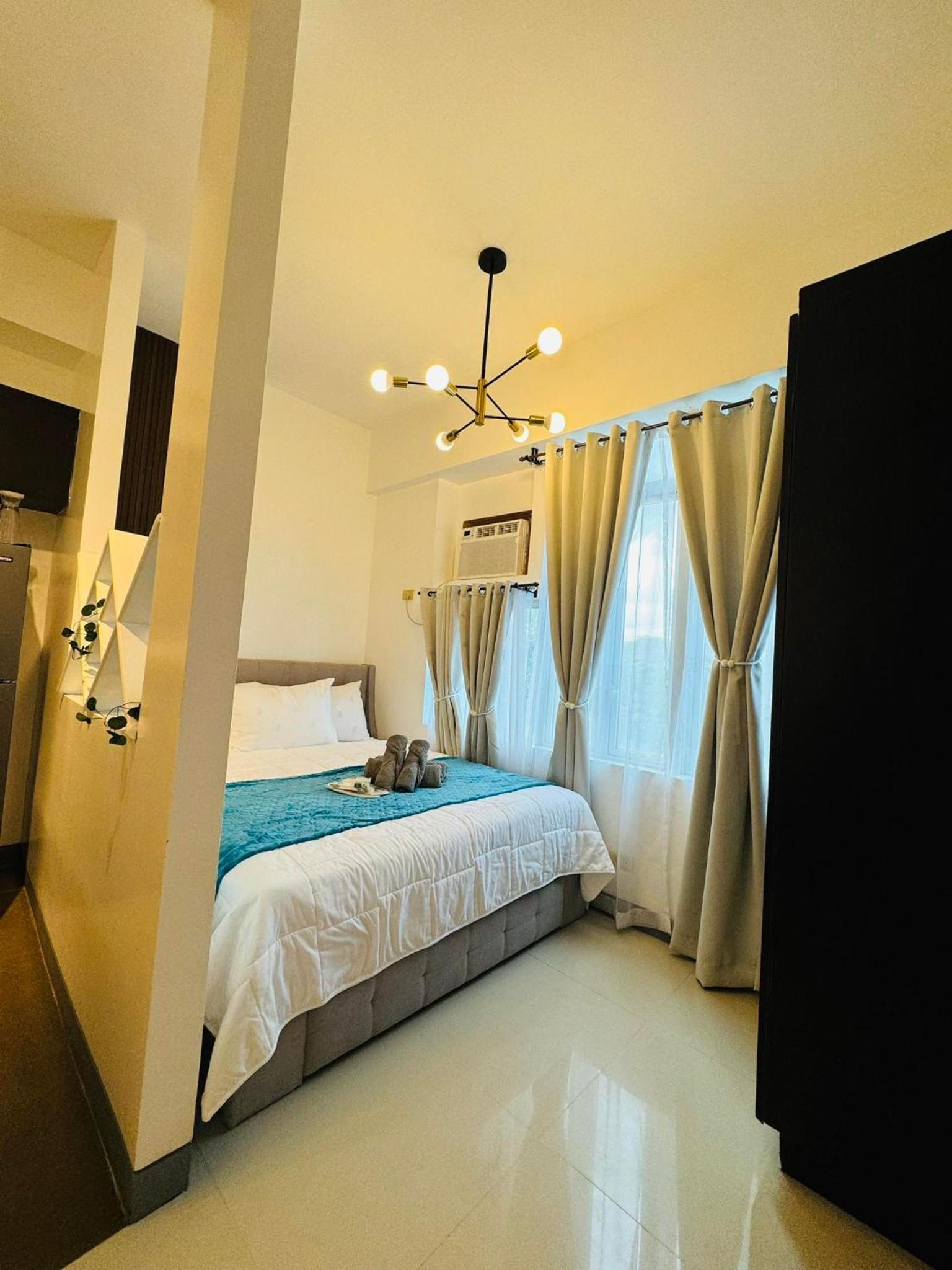Your perfect retreat in Stamford! Enjoy our stylish, fully furnished studio just steps away from the vibrant Venice Mall view 2