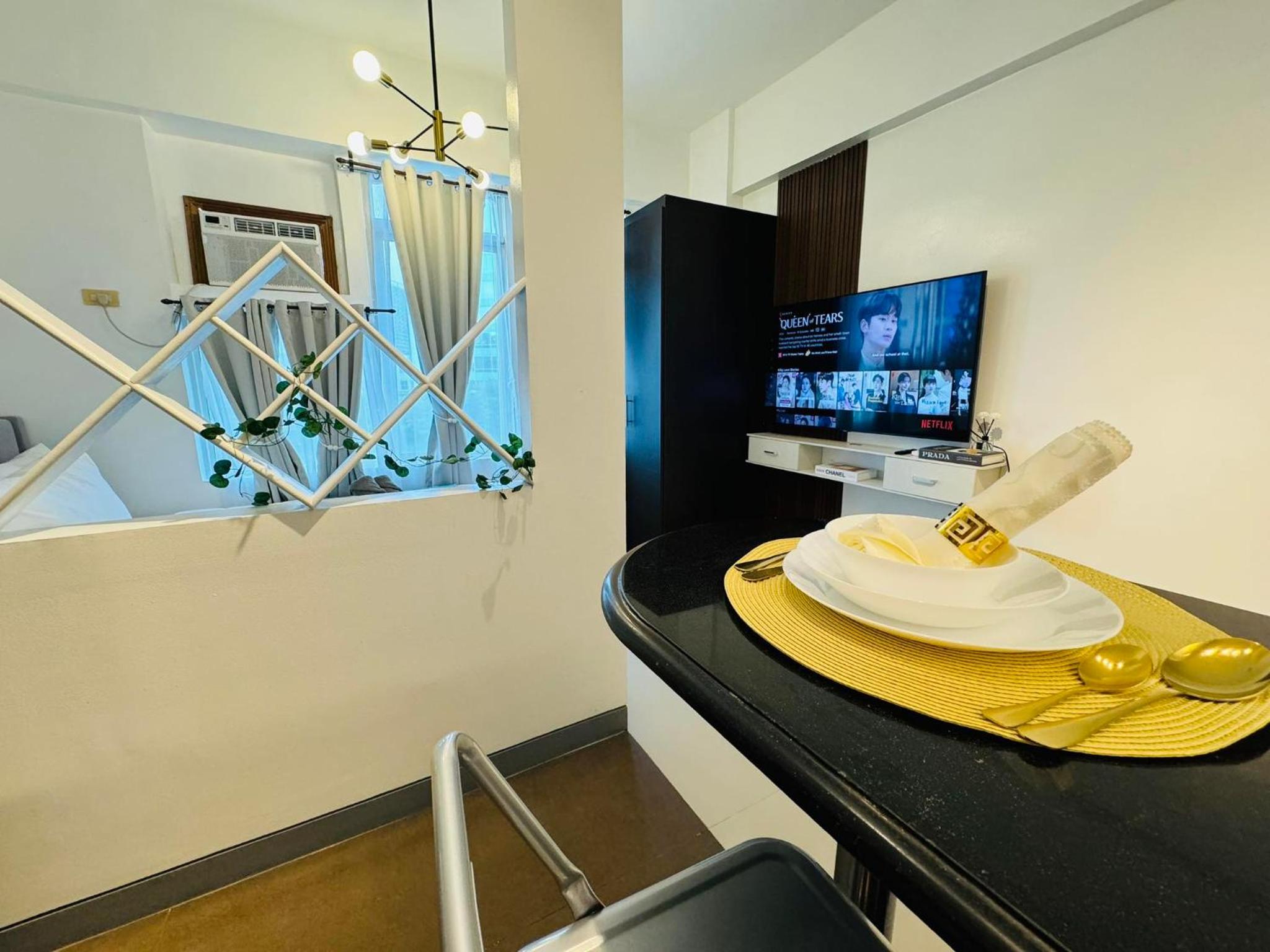 Your perfect retreat in Stamford! Enjoy our stylish, fully furnished studio just steps away from the vibrant Venice Mall view 4