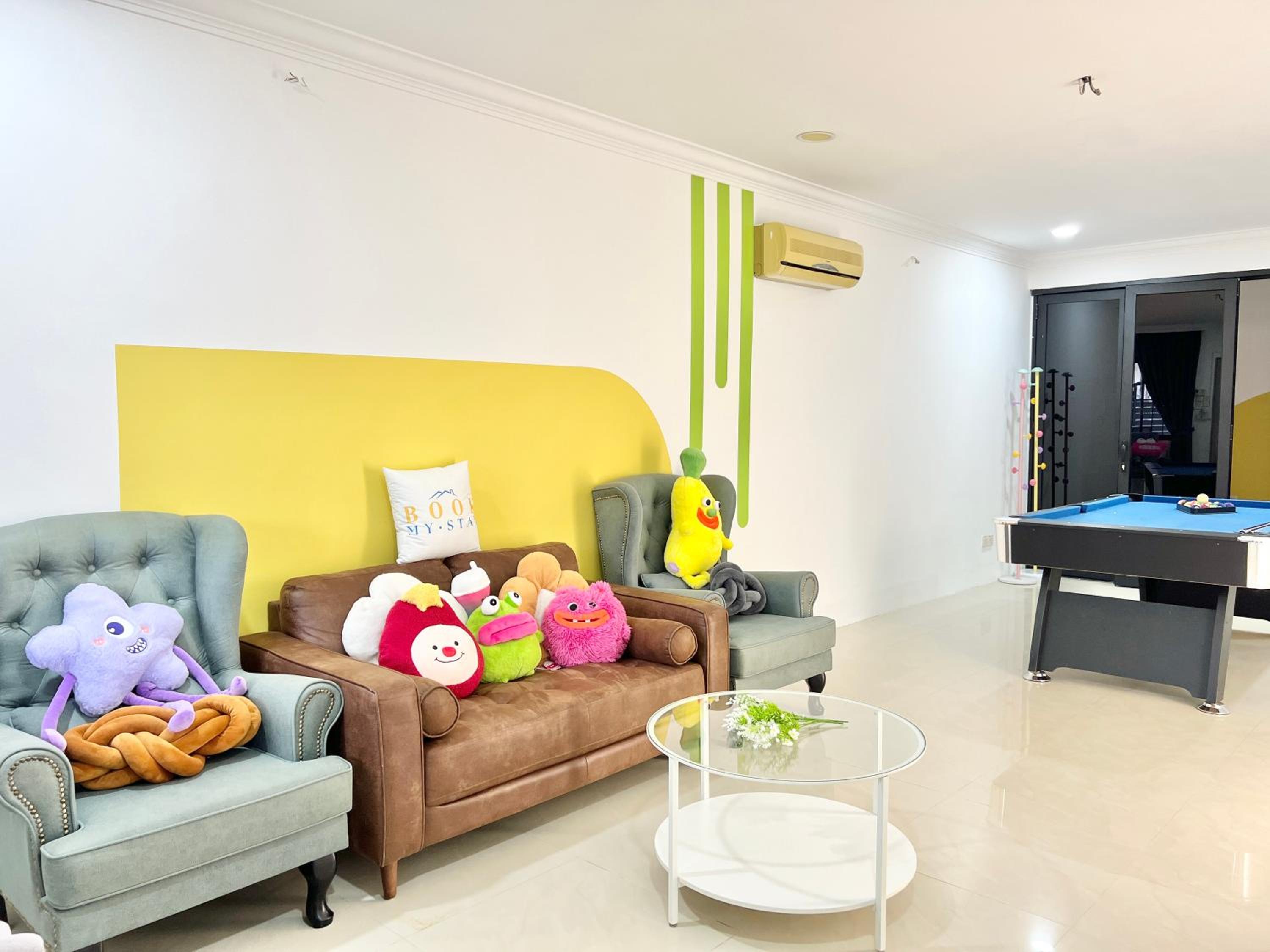 5 min CIQ Landed Party House 12 pax