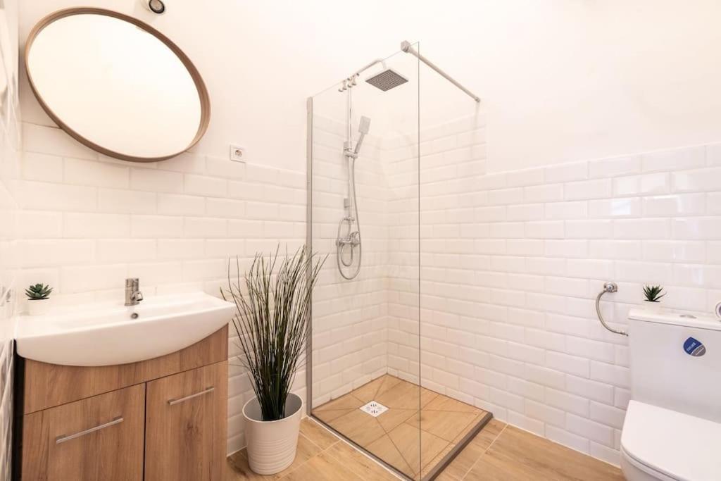 WestEnd Prime Location Apartment view 4