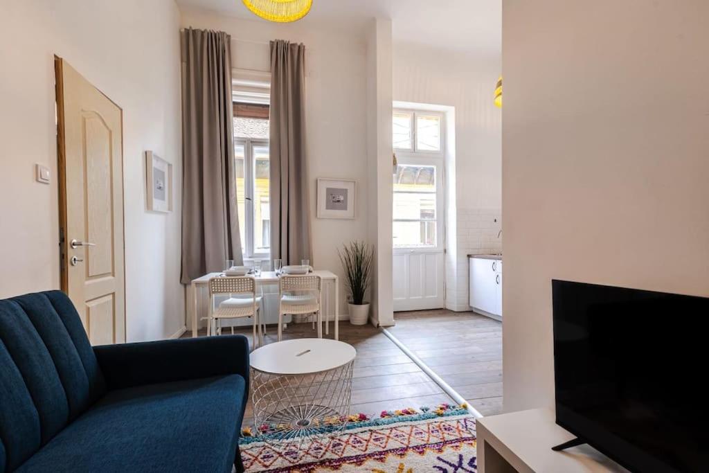 WestEnd Prime Location Apartment view 5