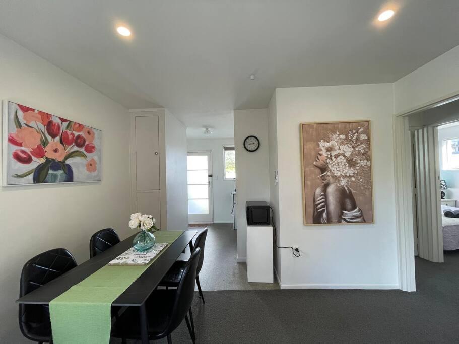 Cosy And Stylish Single Level 2 Bed Home Near CBD view 2