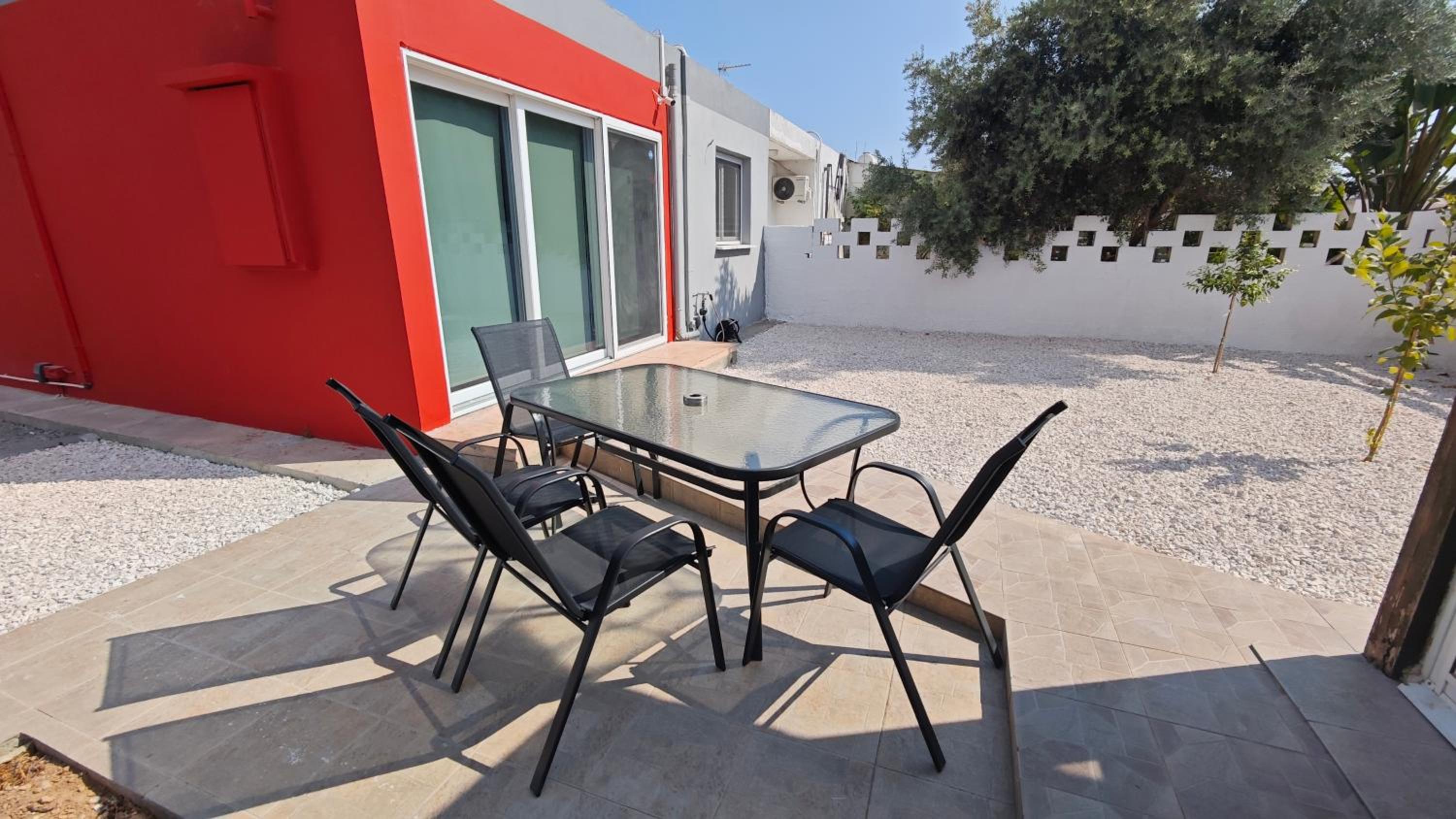 Modern 1-bedroom home in Larnaca with a private garden ideal for long stays and remote work