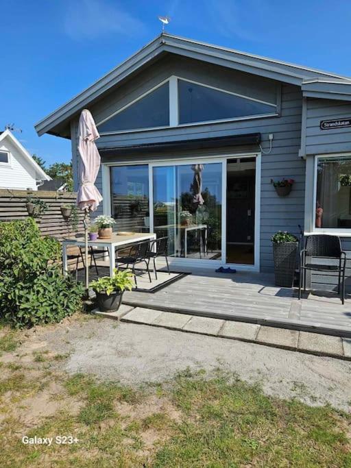 Stuga precis intill havet på Östra Stranden view 2