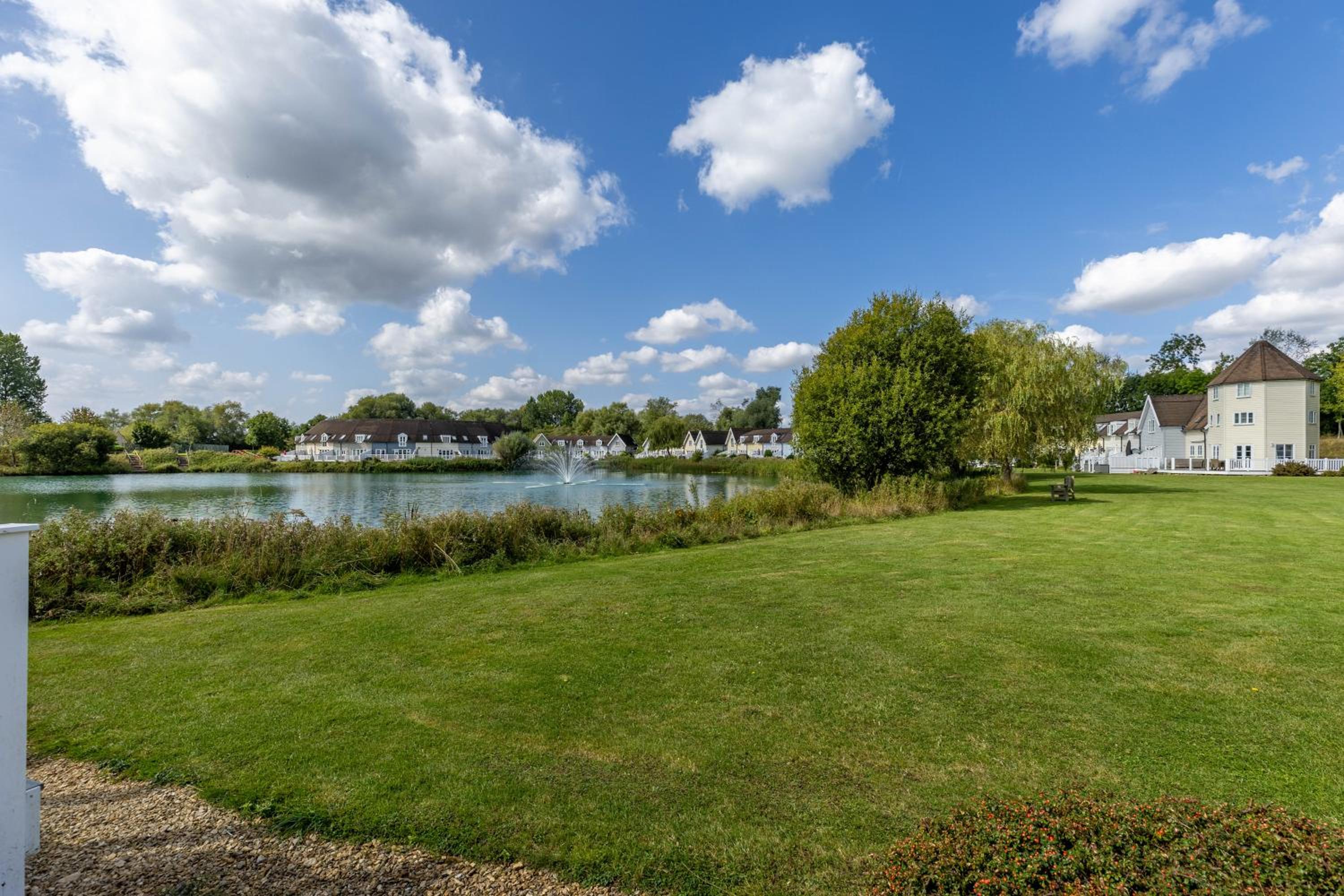 Rose Lake View, 3 Bed Luxury Cotswolds Lake House, South Cerney, Cirencester view 4