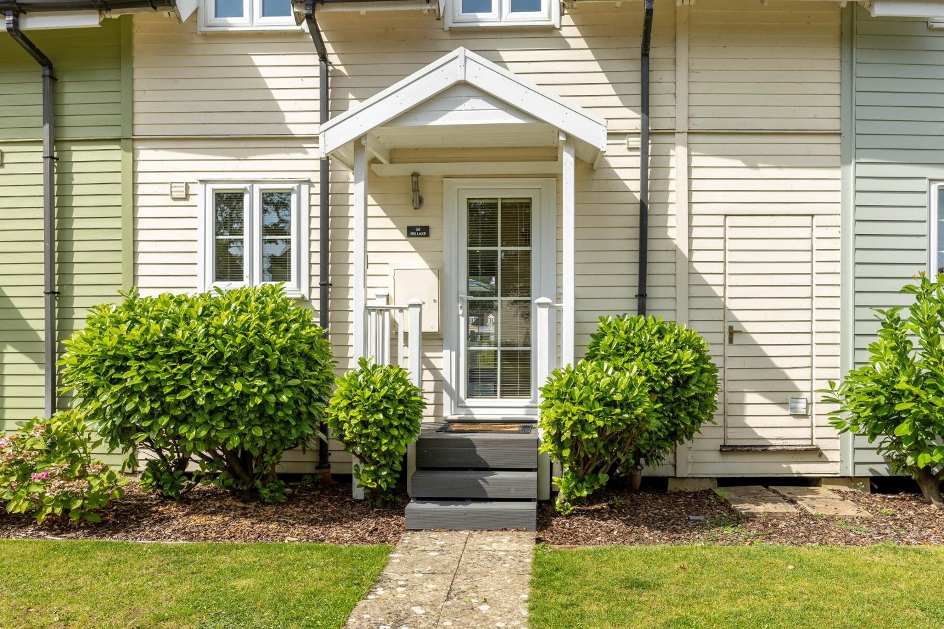 Rose Lake View, 3 Bed Luxury Cotswolds Lake House, South Cerney, Cirencester view 5