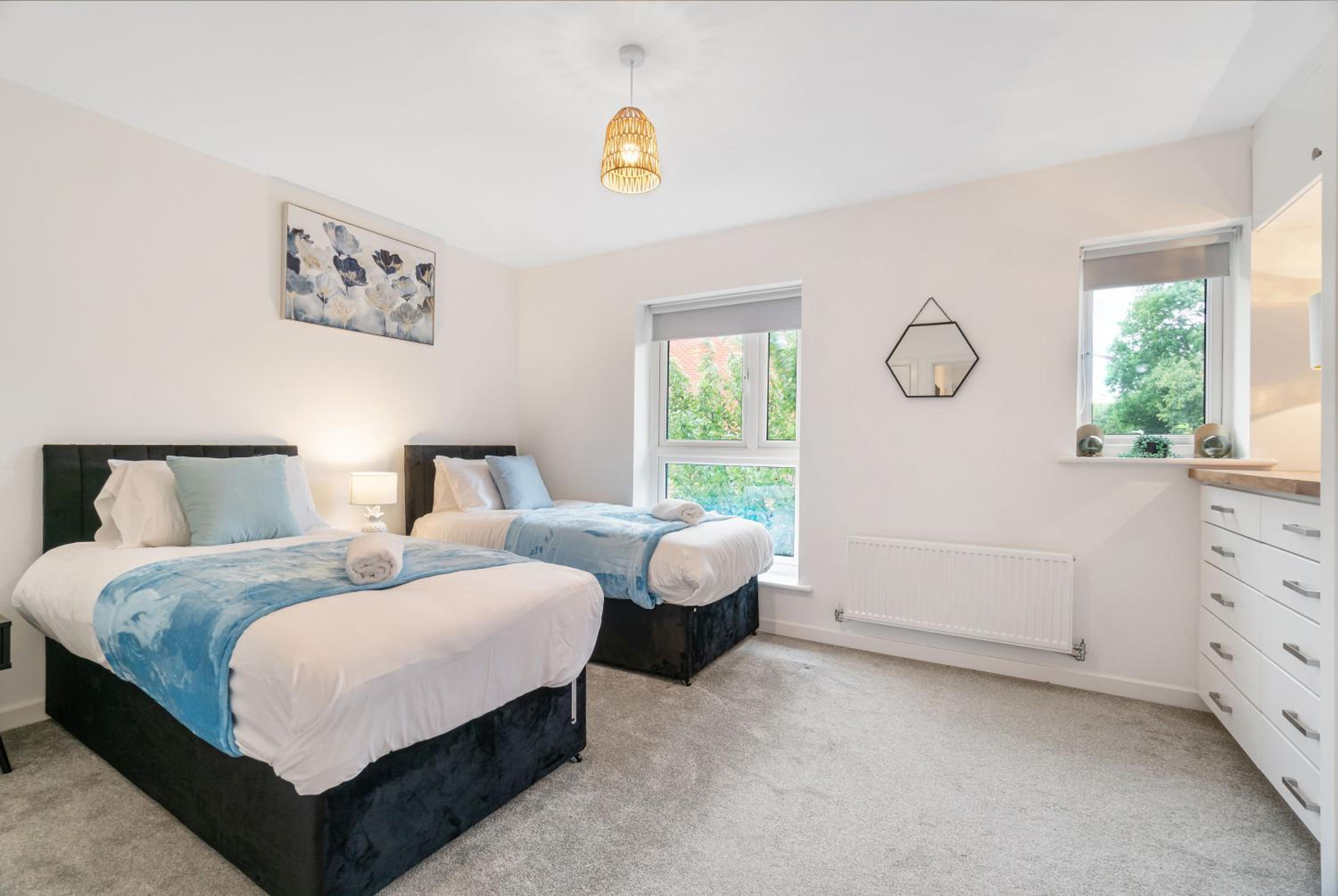 Luxury Ashford Home in secure neighbourhood with Private Parking view 4