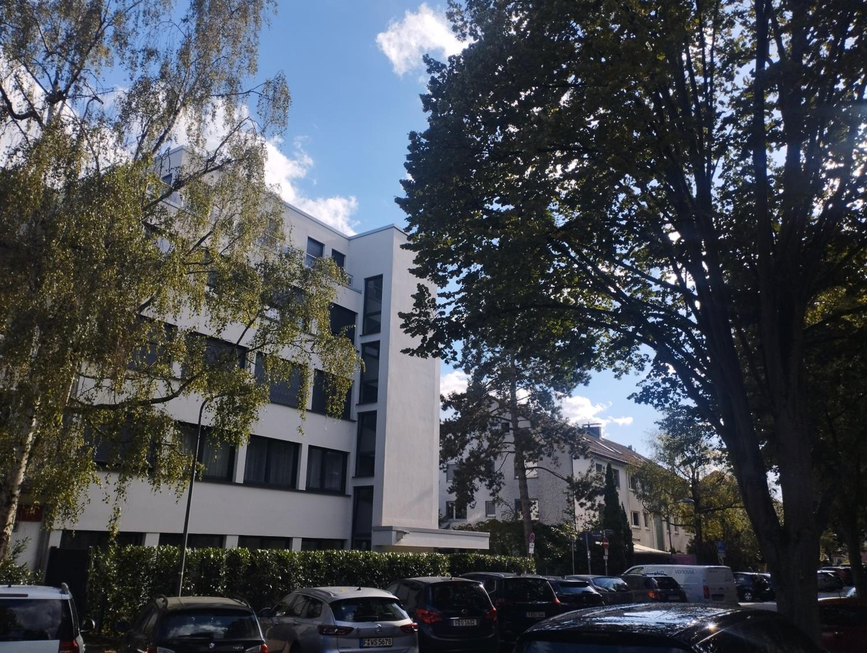 Room for 2 persons, 9 min Trade Fair, free parking, supermarket, cafe nearby