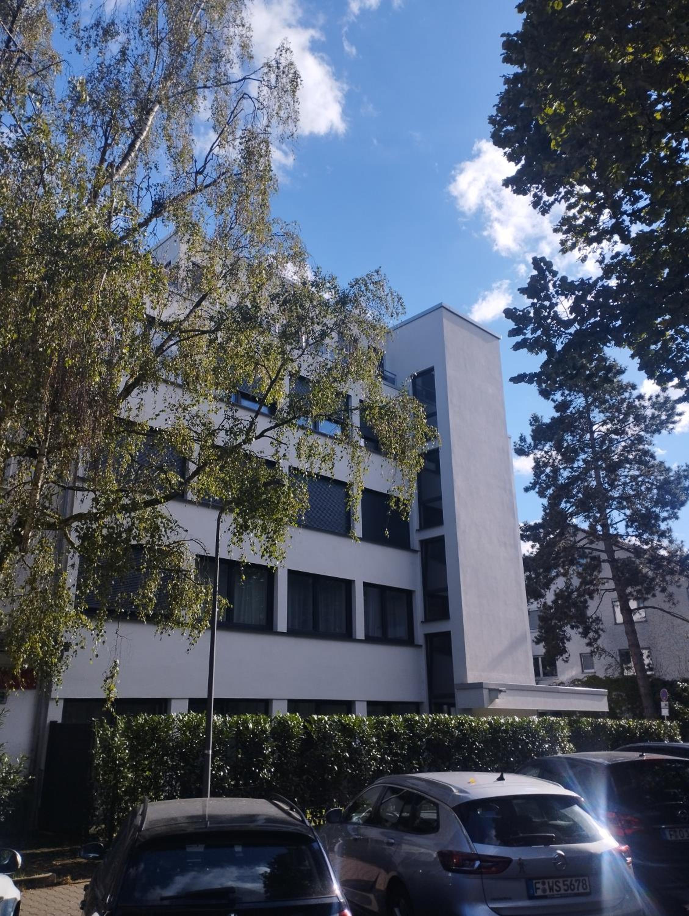 Room for 2 persons, 9 min Trade Fair, free parking, supermarket, cafe nearby
