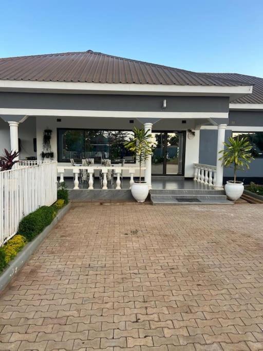 Modern 4 bedroom house with Private swimming pool view 4