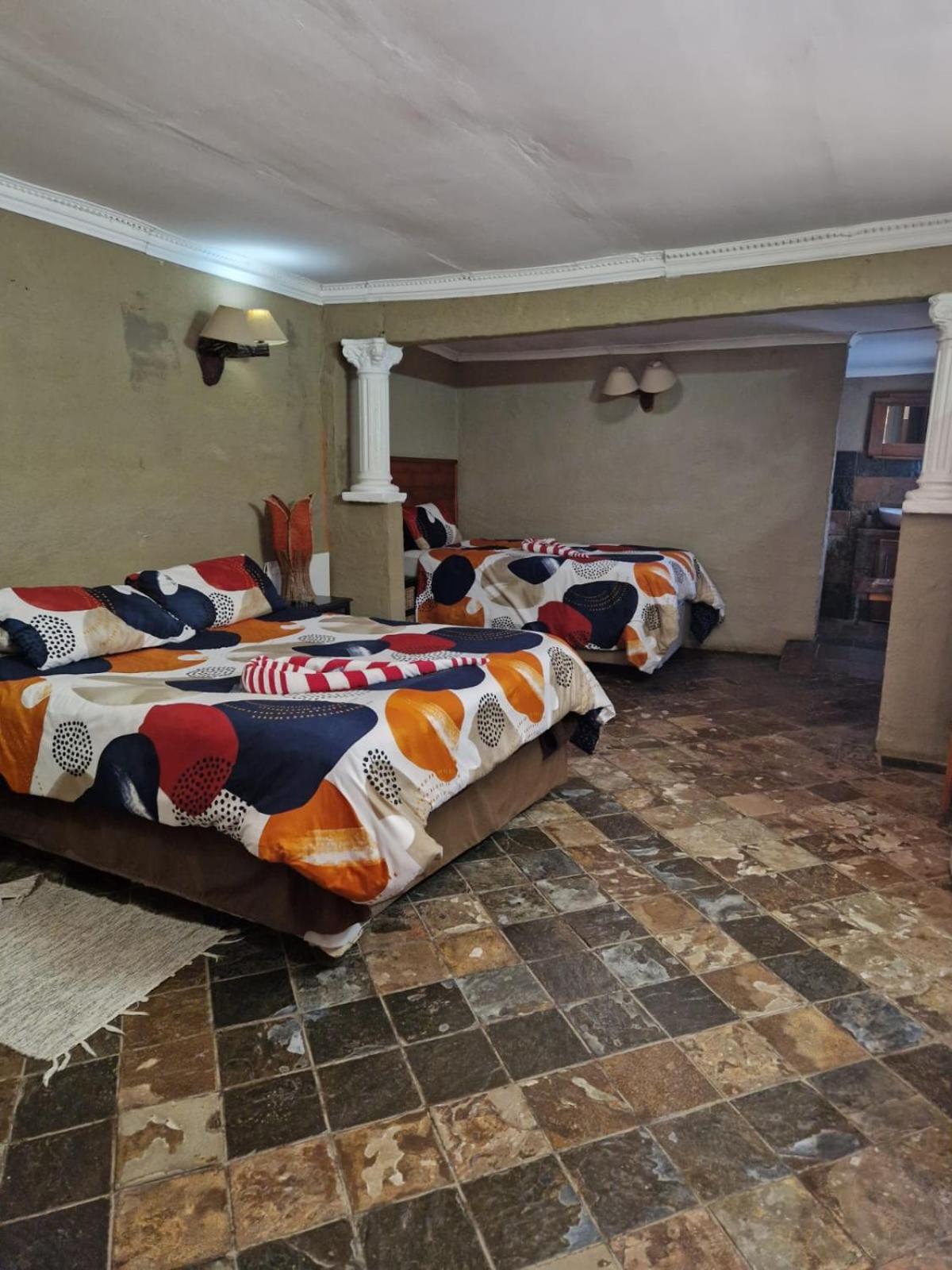 Emahlathini Guest Farm
