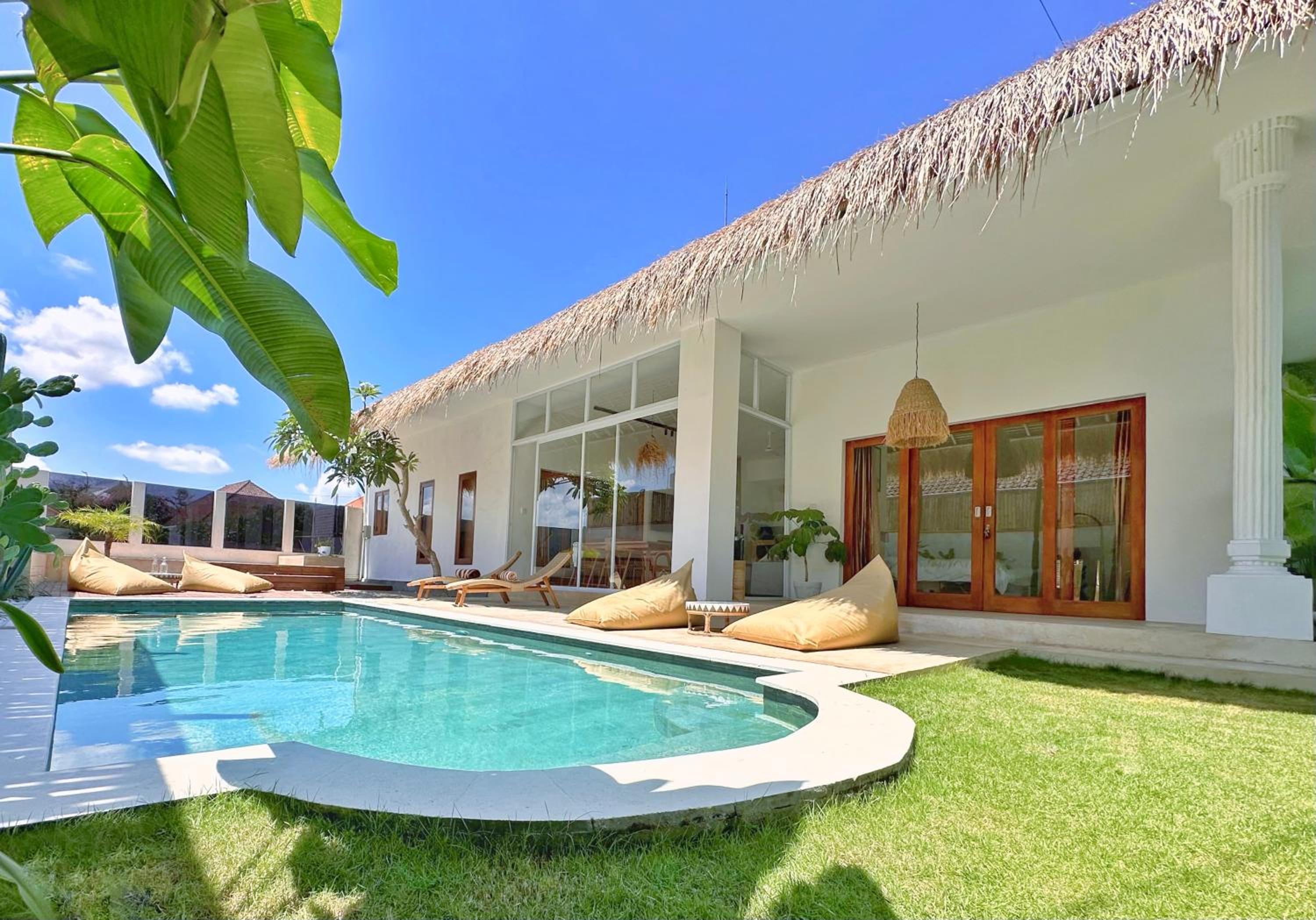 Jacuzzi 3BR - Echo beach - walking distance view 2