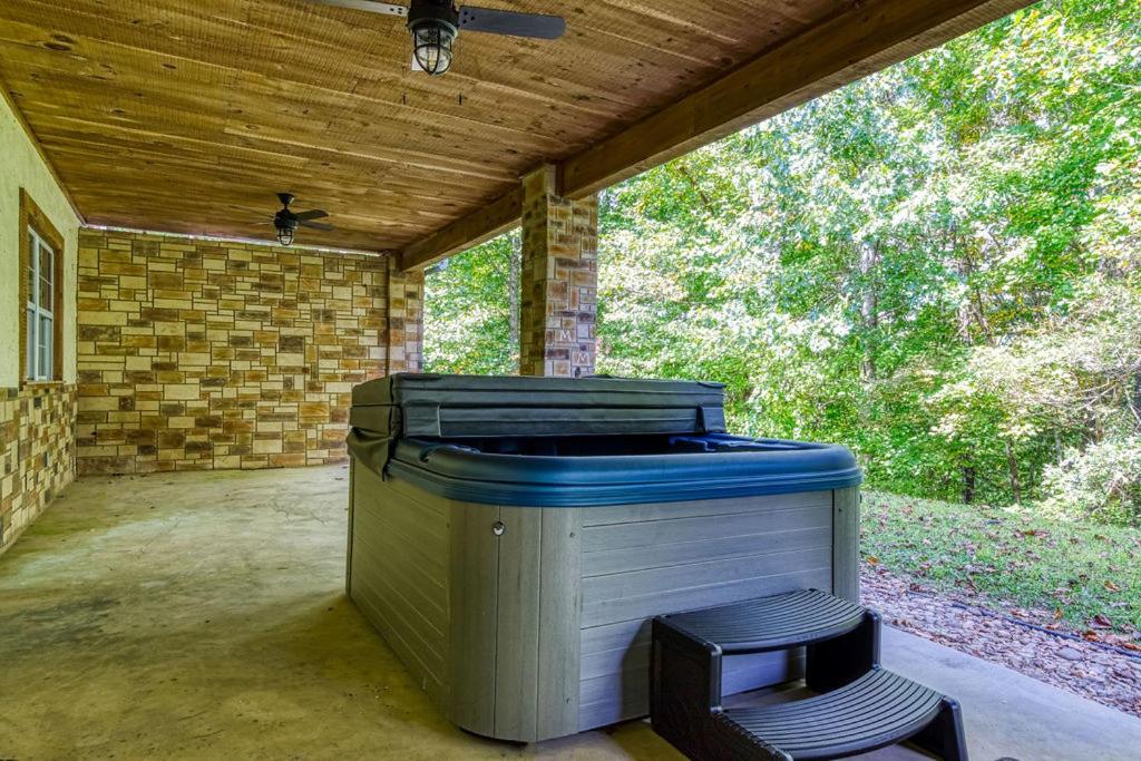 Bearskin Getaway, Hot Tub, Free Attraction Tickets, WIFI!!!