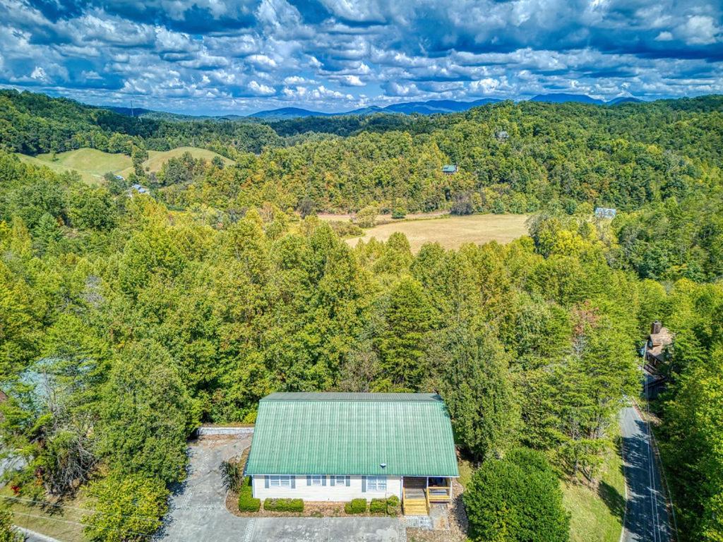Bearskin Getaway, Hot Tub, Free Attraction Tickets, WIFI!!!