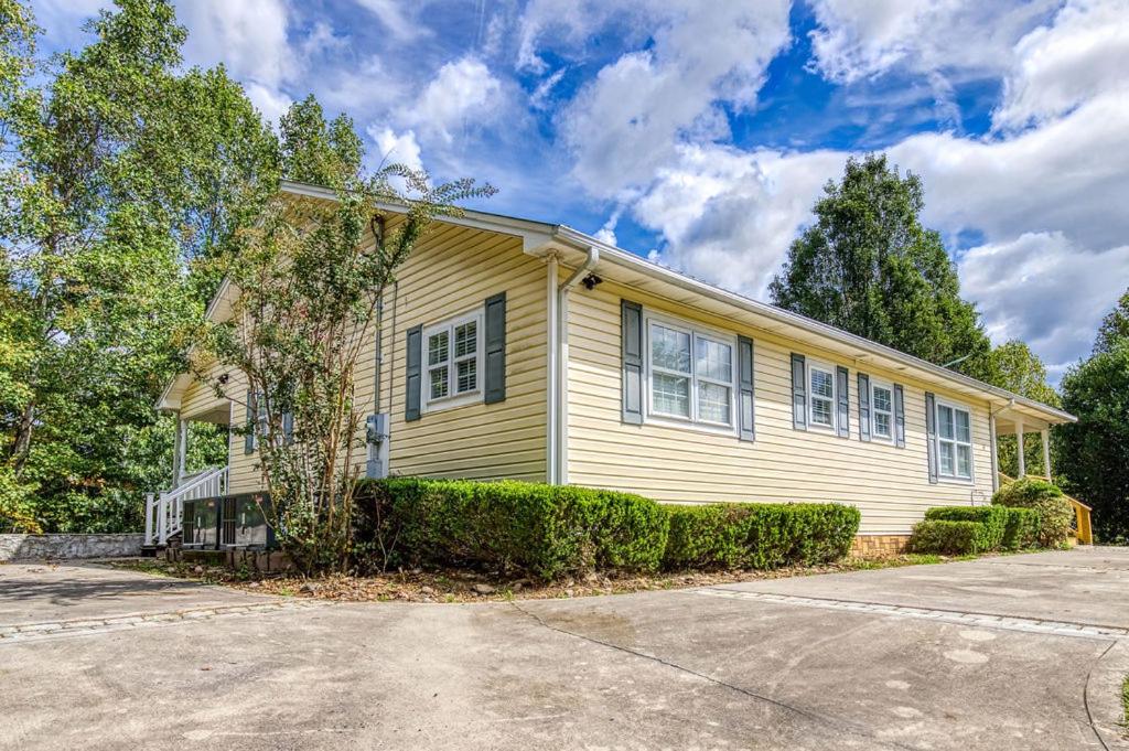 Bearskin Getaway, Hot Tub, Free Attraction Tickets, WIFI!!!