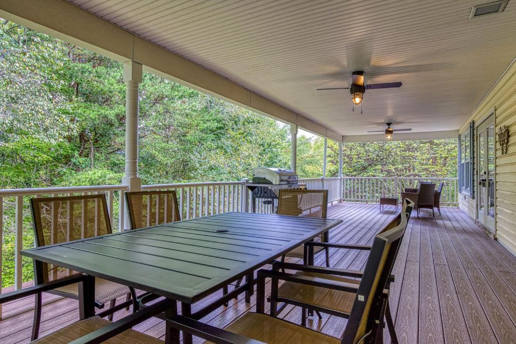 Bearskin Getaway, Hot Tub, Free Attraction Tickets, WIFI!!!