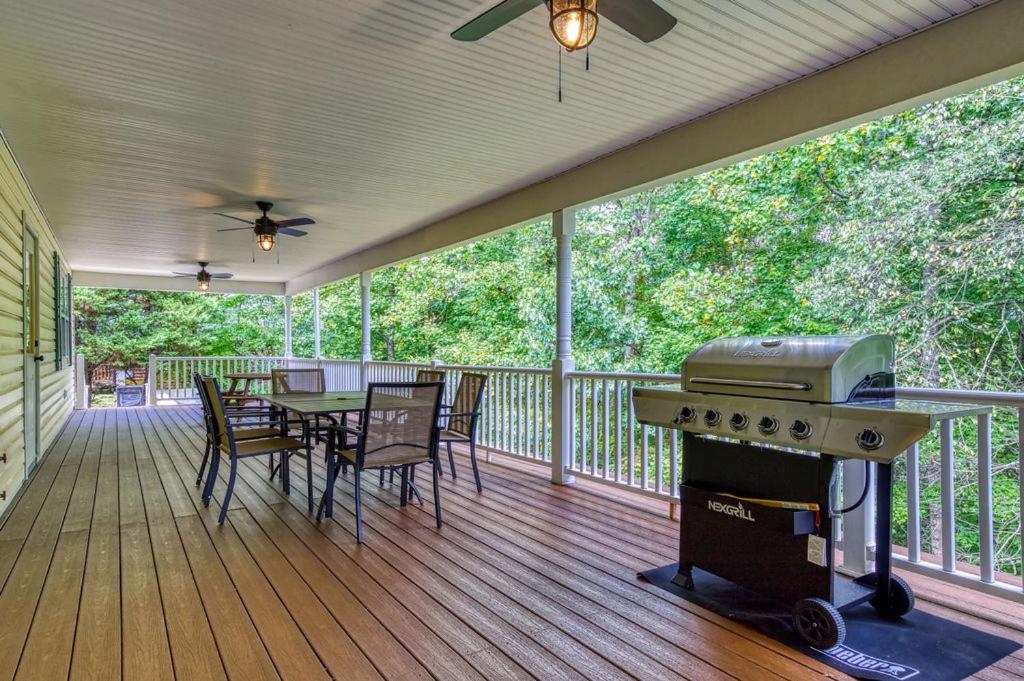 Bearskin Getaway, Hot Tub, Free Attraction Tickets, WIFI!!!