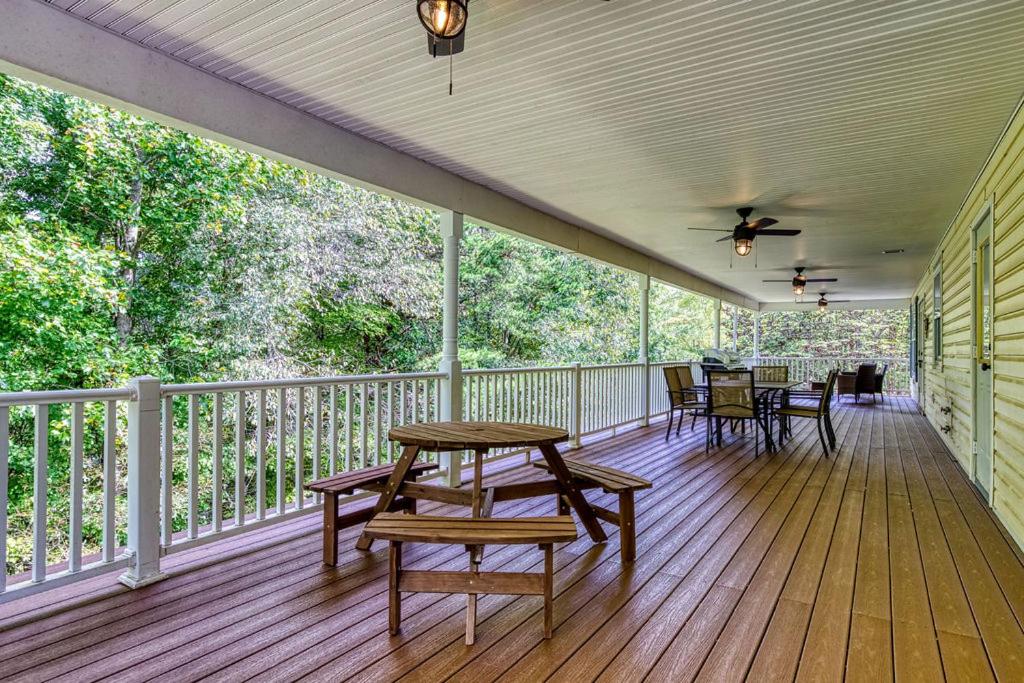 Bearskin Getaway, Hot Tub, Free Attraction Tickets, WIFI!!!
