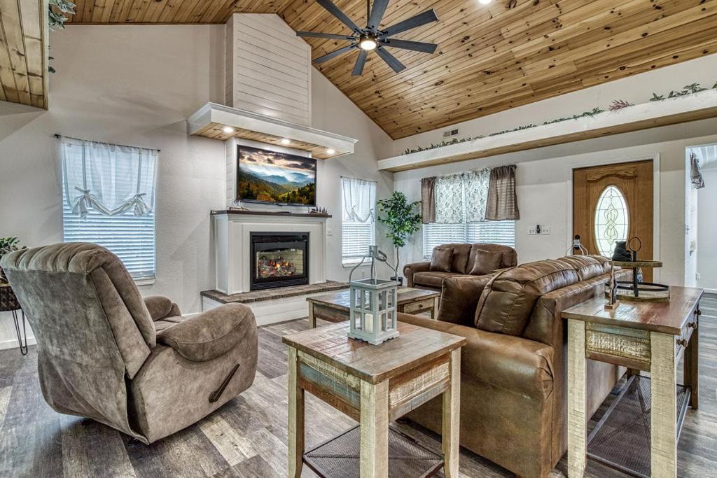 Bearskin Getaway, Hot Tub, Free Attraction Tickets, WIFI!!!