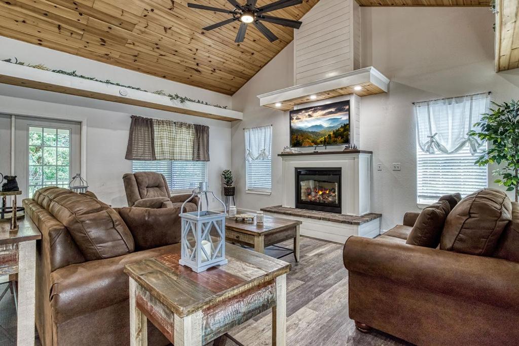 Bearskin Getaway, Hot Tub, Free Attraction Tickets, WIFI!!!