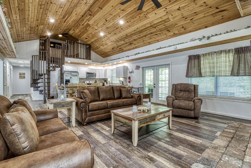 Bearskin Getaway, Hot Tub, Free Attraction Tickets, WIFI!!!