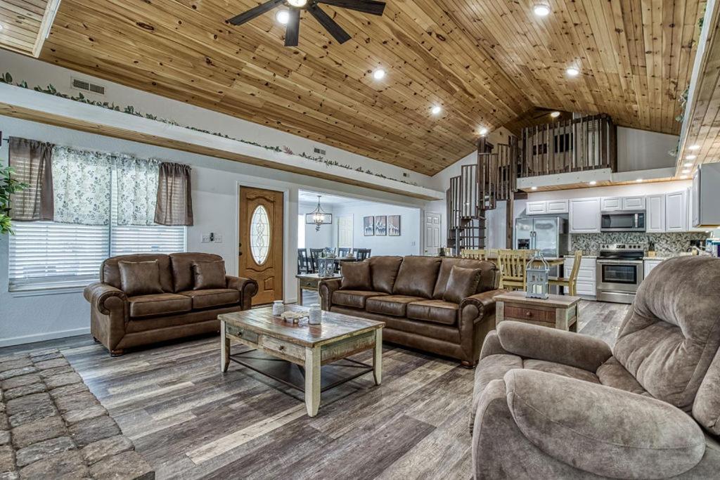 Bearskin Getaway, Hot Tub, Free Attraction Tickets, WIFI!!!