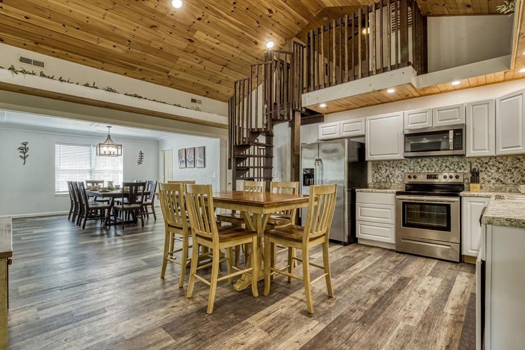 Bearskin Getaway, Hot Tub, Free Attraction Tickets, WIFI!!!