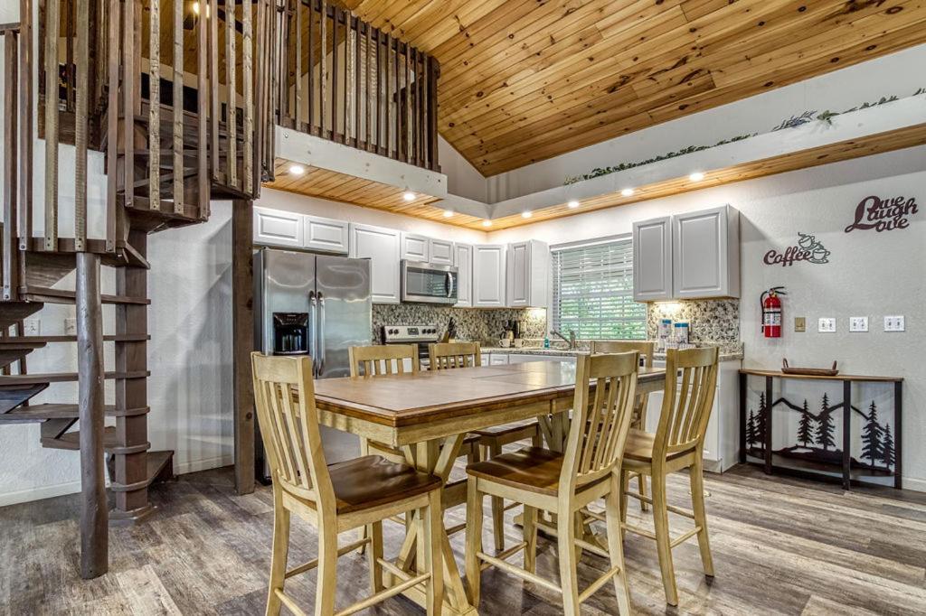 Bearskin Getaway, Hot Tub, Free Attraction Tickets, WIFI!!!