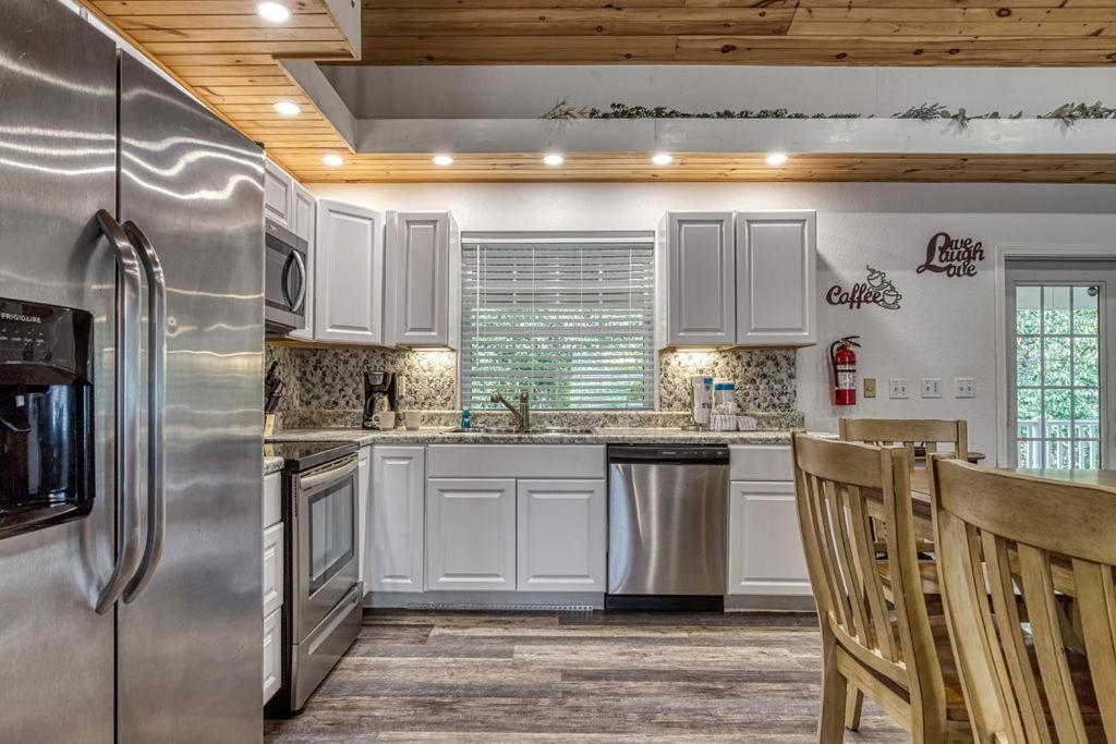 Bearskin Getaway, Hot Tub, Free Attraction Tickets, WIFI!!!
