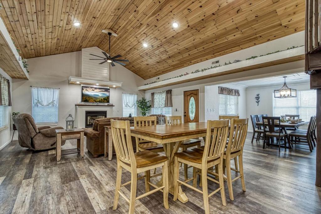 Bearskin Getaway, Hot Tub, Free Attraction Tickets, WIFI!!!