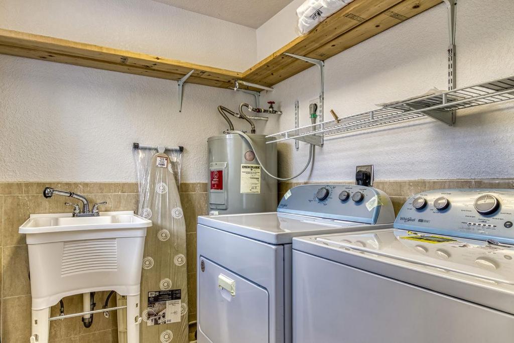 Bearskin Getaway, Hot Tub, Free Attraction Tickets, WIFI!!!