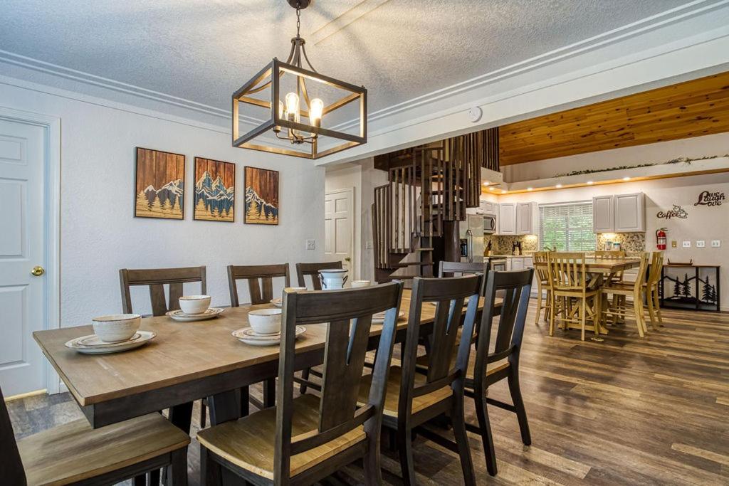 Bearskin Getaway, Hot Tub, Free Attraction Tickets, WIFI!!!