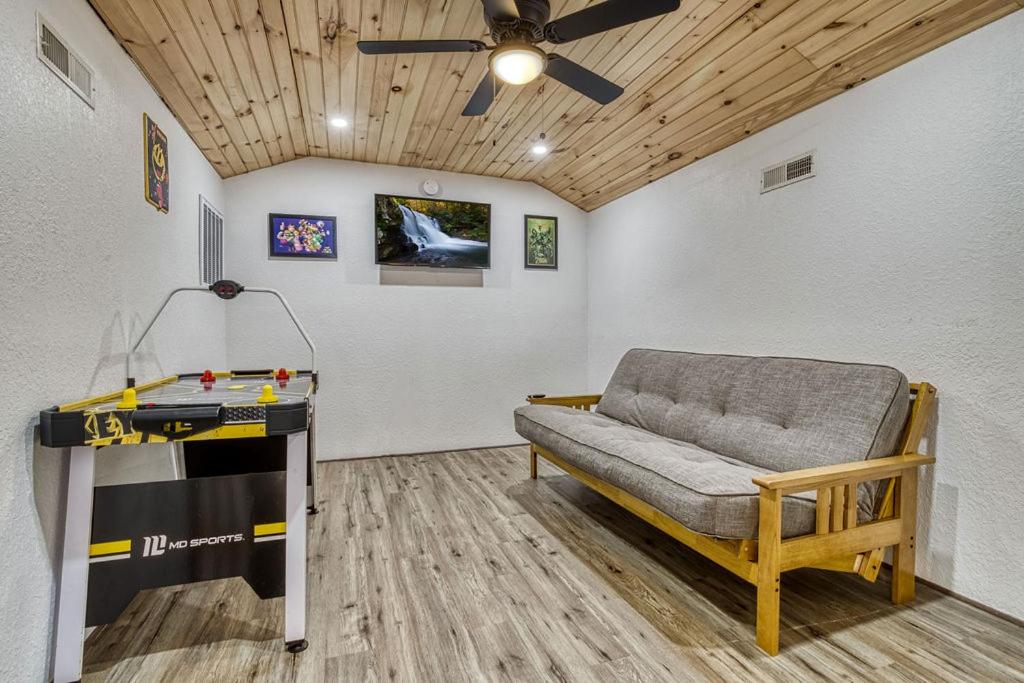 Bearskin Getaway, Hot Tub, Free Attraction Tickets, WIFI!!!