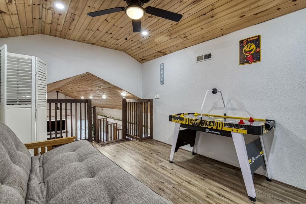 Bearskin Getaway, Hot Tub, Free Attraction Tickets, WIFI!!!