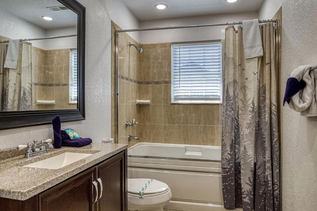 Bearskin Getaway, Hot Tub, Free Attraction Tickets, WIFI!!!