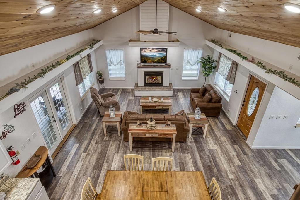 Bearskin Getaway, Hot Tub, Free Attraction Tickets, WIFI!!!