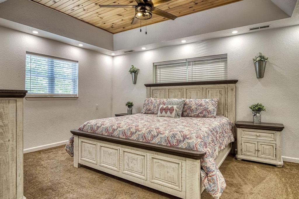 Bearskin Getaway, Hot Tub, Free Attraction Tickets, WIFI!!!