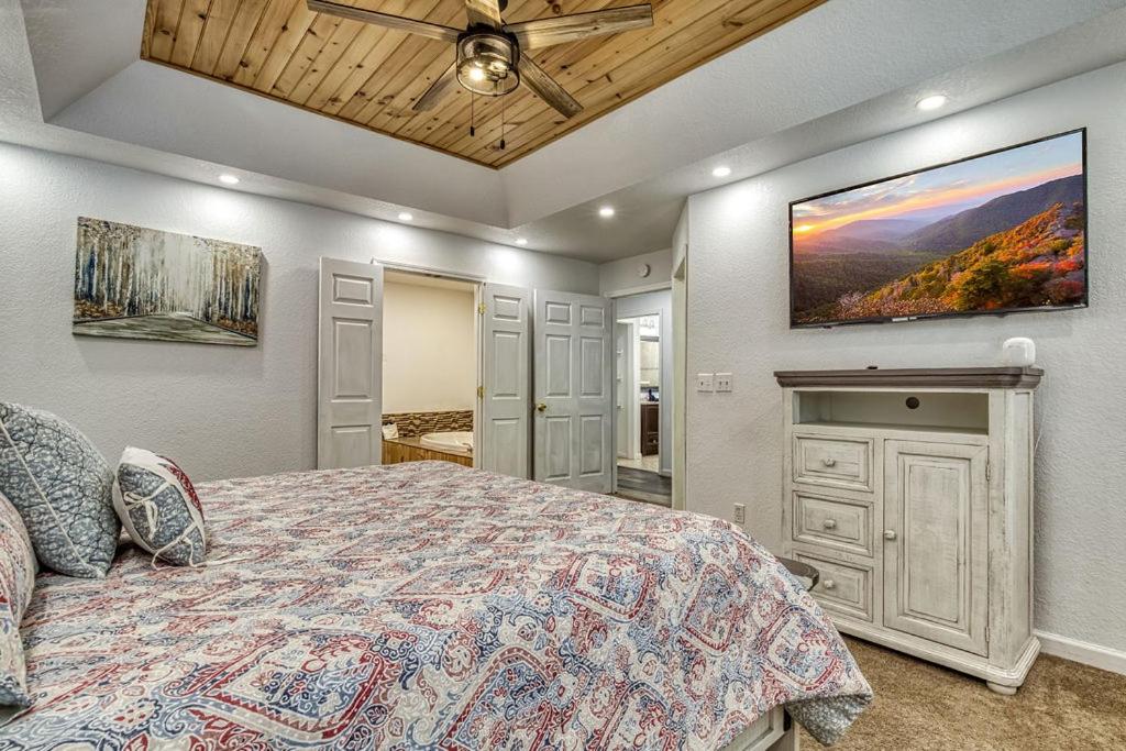 Bearskin Getaway, Hot Tub, Free Attraction Tickets, WIFI!!!