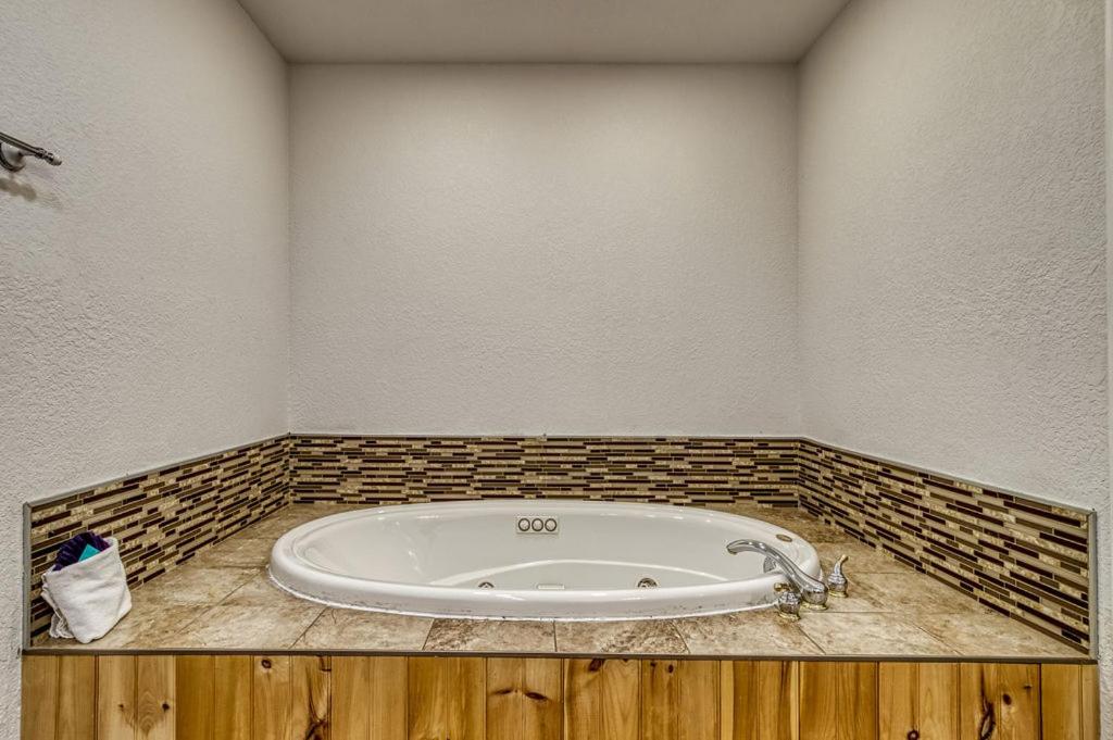 Bearskin Getaway, Hot Tub, Free Attraction Tickets, WIFI!!!