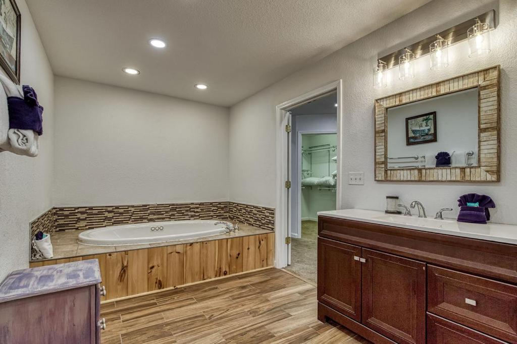 Bearskin Getaway, Hot Tub, Free Attraction Tickets, WIFI!!!