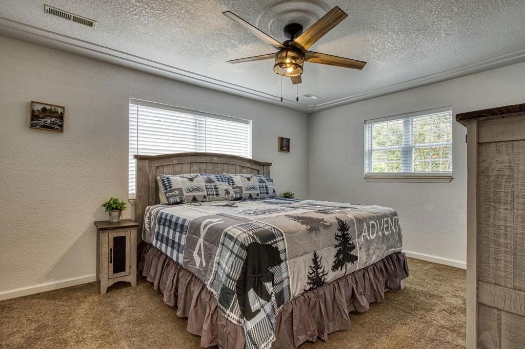 Bearskin Getaway, Hot Tub, Free Attraction Tickets, WIFI!!!