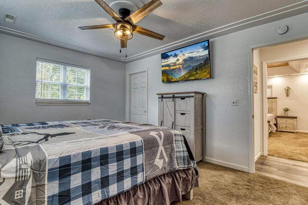 Bearskin Getaway, Hot Tub, Free Attraction Tickets, WIFI!!!