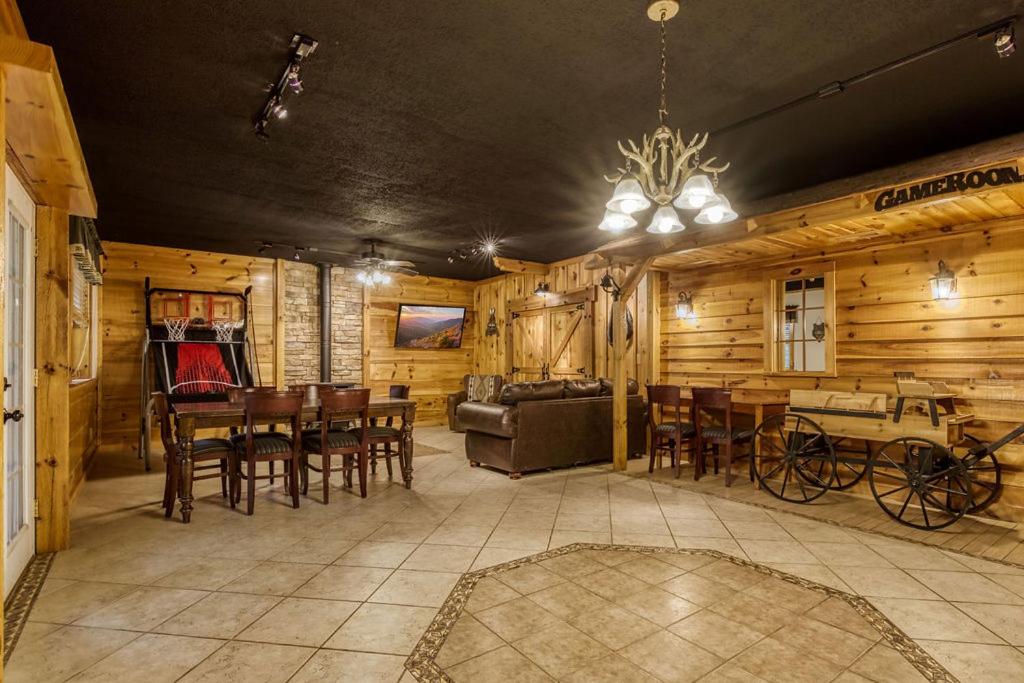 Bearskin Getaway, Hot Tub, Free Attraction Tickets, WIFI!!!