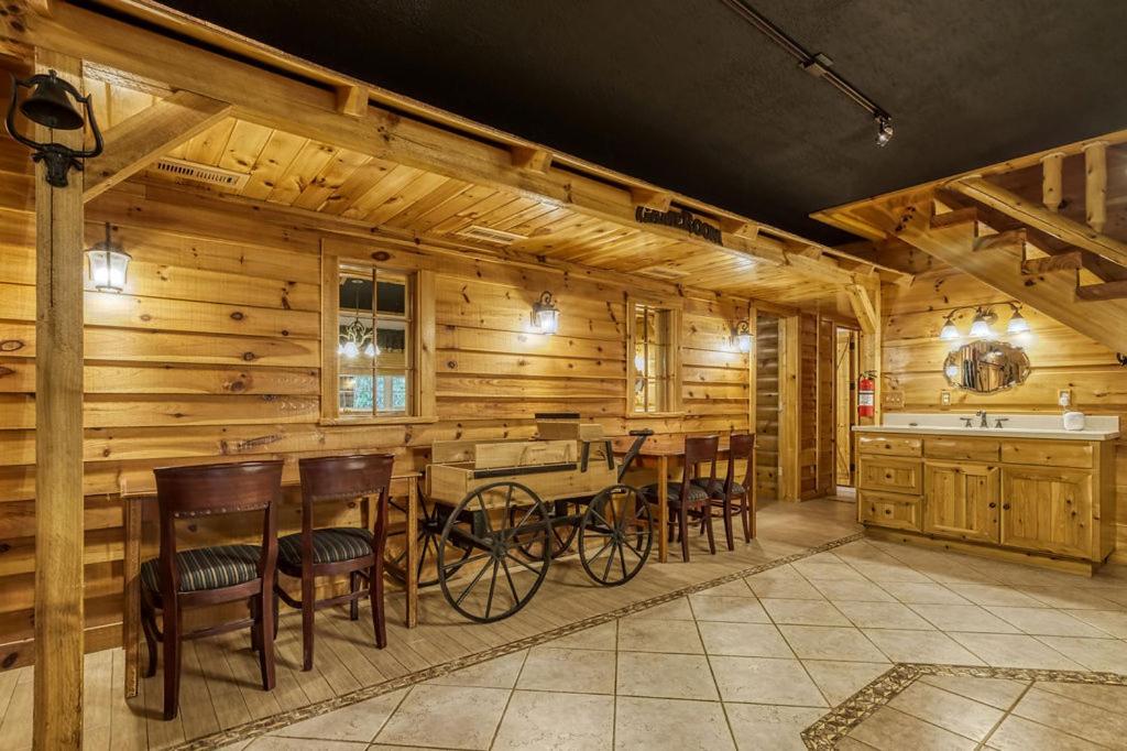 Bearskin Getaway, Hot Tub, Free Attraction Tickets, WIFI!!!