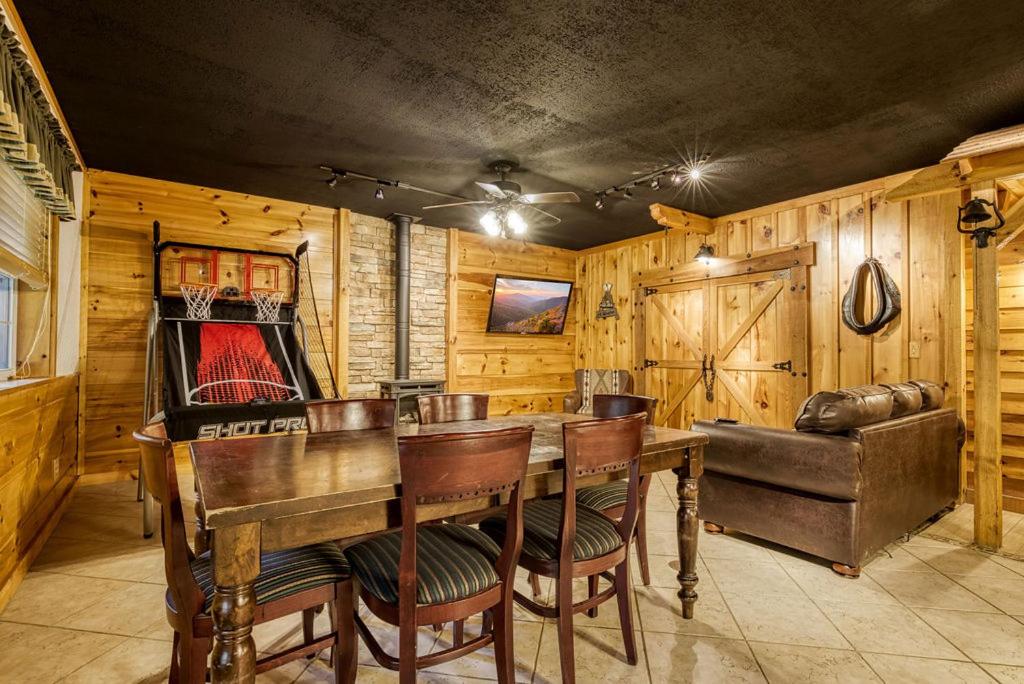 Bearskin Getaway, Hot Tub, Free Attraction Tickets, WIFI!!!