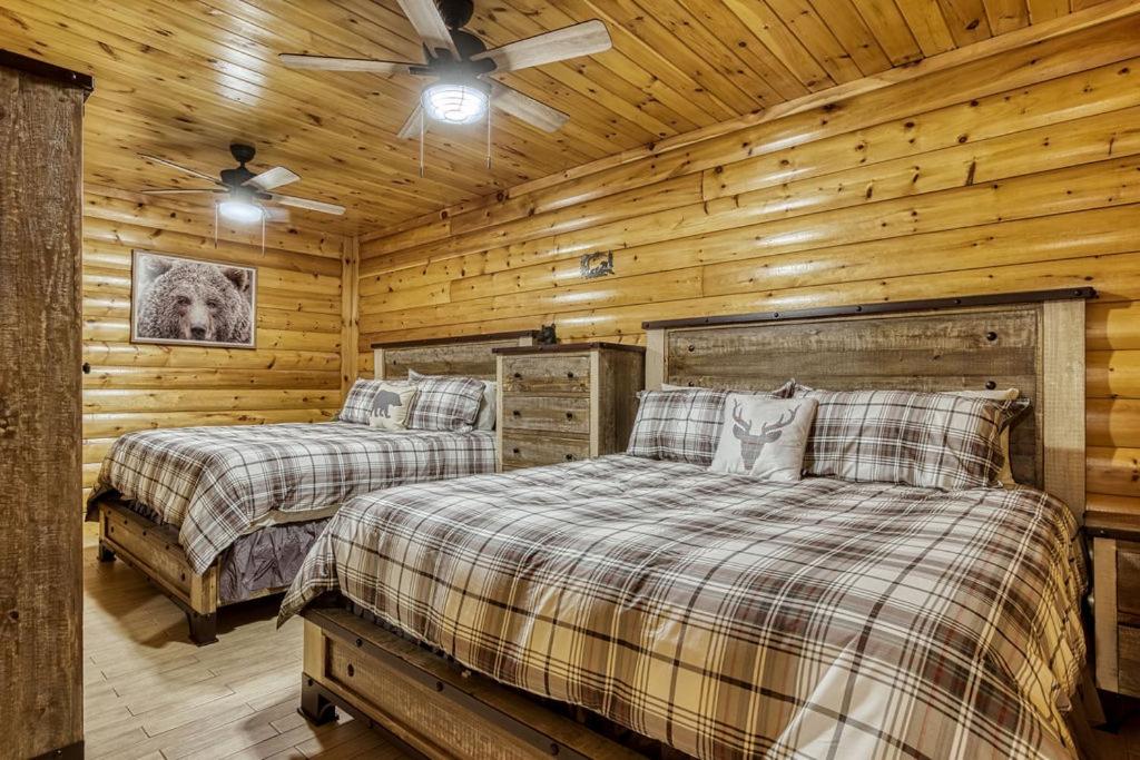Bearskin Getaway, Hot Tub, Free Attraction Tickets, WIFI!!!