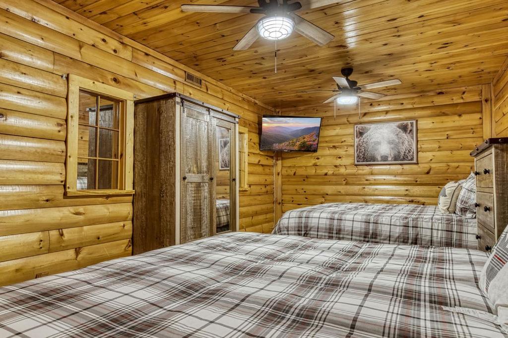 Bearskin Getaway, Hot Tub, Free Attraction Tickets, WIFI!!!